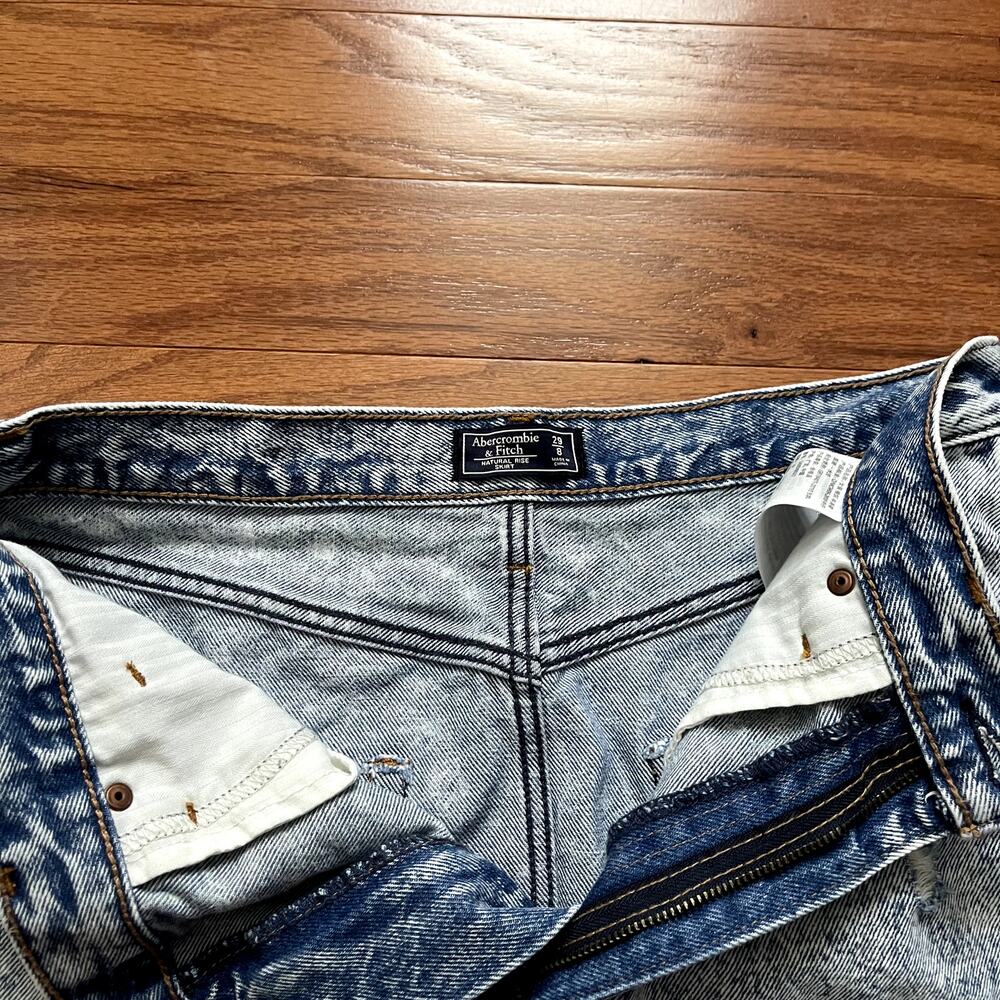 Abercrombie and Fitch Light Wash Denim Natural Rise Mini Jean Skirt Size 29 / 8 - Picture 3 of 5